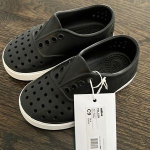 Brand new kids native Jefferson in black. Size 9